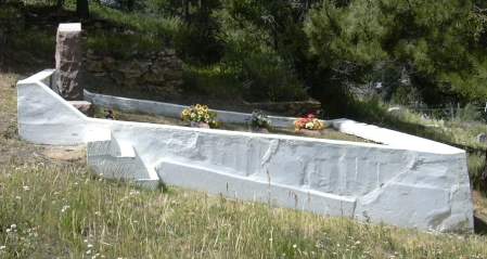 2003-0816-idaho-springs-cemetery-white-plot.jpg