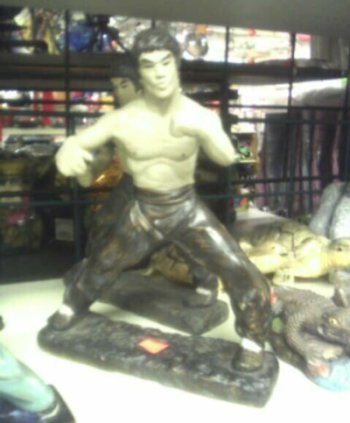 2005-0819-chinatown-bruce-lee-hulk.jpg